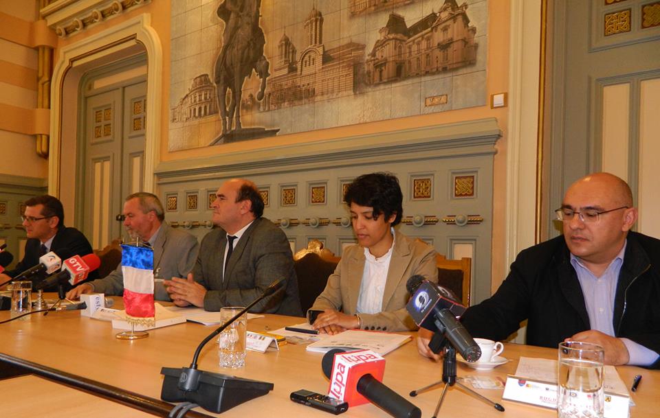 Bogdan Simion, à droite, aux côtés des représentants de l'Ambassade de France lors de la conférence de lancement de la salle d'audition pour mineurs à Craiova 